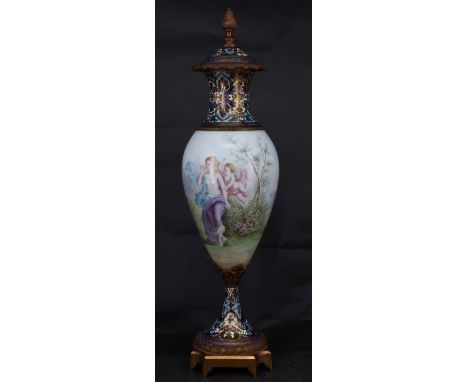 Vase aus Porzellan und Bronze, Cloisonné, signiert, Deckel an der Spitze mit Akanthuszapfen H 43 cm / Porcelain and bronze va
