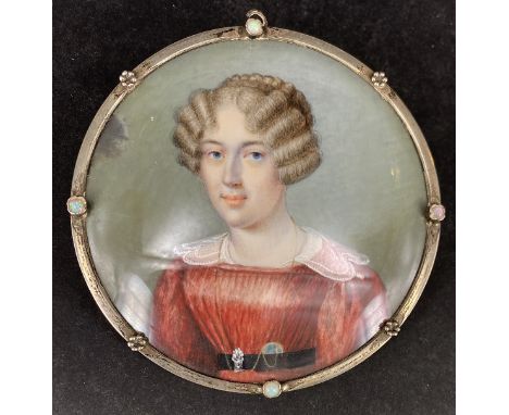 Miniatur, um 1820, Portrait einer jungen Dame in rotem Kleid mit einem Spitzenkragen sowie feinen Schmuckdetails. In dünnem S