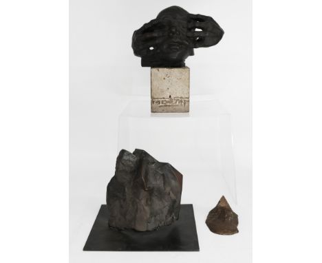 Drei Bronze-Plastiken: Bernd ALTENSTEIN (1943), "Behinderte Sinne": Männerkopf mit den Händen vor den Augen auf Steinsockel, 