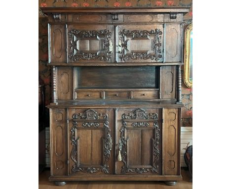 Großes Buffet, Eiche, 253 x 183 x 64 cm. Das Objekt ist noch vor Ort. Provenienz: Aus einem fränkischen Kloster / Large buffe