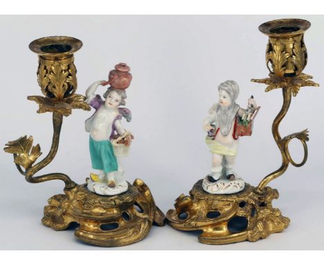 Meissen, Paar Tischleuchter mit Amorettten, wohl um 1800, Altersspuren. Geflügelte Porzellanfiguren mit Wasserbehältnis und K