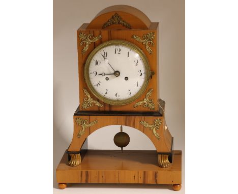Biedermeier Kaminuhr, 1. H. 19. Jh., Holzgehäuse, Zifferblatt mit arabischen Zahlen, Fadenaufhängung, Schlagwerk auf Tonfeder