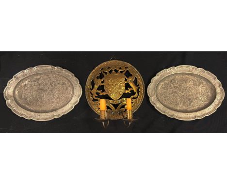 Wandblaker und 2 Zinnteller. Kerzenhalter mit zwei Leuchten, Wappenschild und Inschrift "MONE NO. REC POLO", Messingbronze, D
