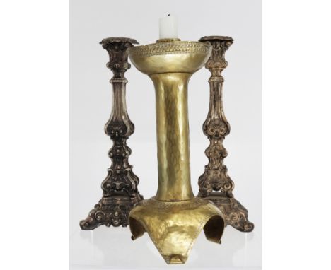 Konvolut aus drei Kerzenleuchtern: Paar Leuchter, versilbert?, ornamentale Verzierungen, H. 36 cm; Bronze-Leuchter mitbschlic