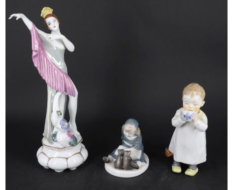 Konvolut figürliches Porzellan, unterschiedliche Marken: 1 x Hentschelkind Meissen 1. Wahl "Kind mit Tasse", Modell von Konra