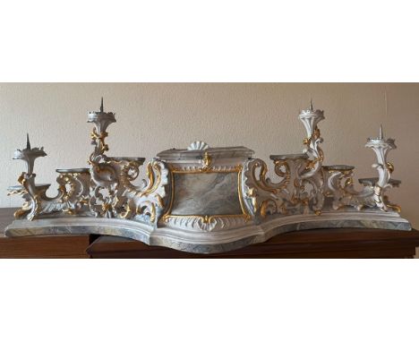 Franken, um 1750, Leuchterbank, Holz, gefasst in Weiß und Gold, Altersspuren, rücks. verstärkt, 152 x 54 cm. Provenienz: Aus 