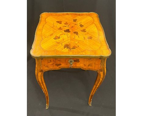 Beistelltisch, Gueridon, im Stil Louis XV, wohl Frankreich, 19./20. Jh., Holz, furniert und intarsiert, Gestell auf hohen ges