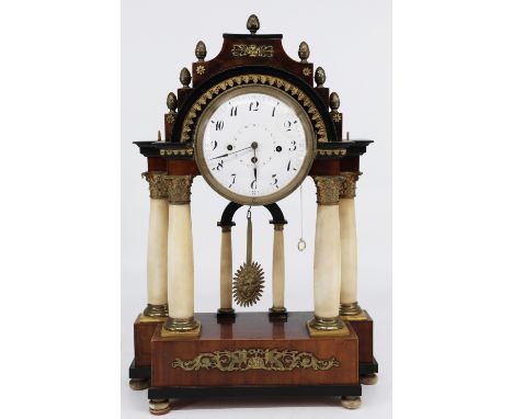 Kaminuhr mit Säulen, um 1820, Zifferblatt Emaille (bestoßen), innerer Ring mit Datum (Zeiger fehlt), Sonnenpendel, Fadenaufhä