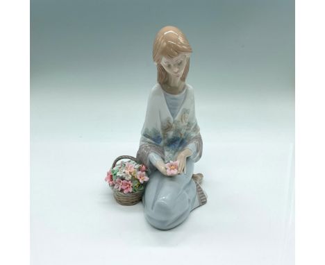 Glossy figure. Lladro backstamp. This item has its original box: 10"L x 9"W x 6.25"H. Artist: Juan HuertaIssued: 1988-1989Dim