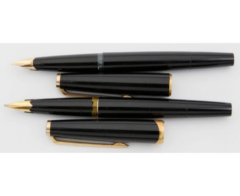 Zwei Vintage-Kolbenfüller, "Montblanc". Modell-Nr. 320 und 121 (Stern am Boden fehlt). Schwarzes Edelharz mit vergoldeten Met