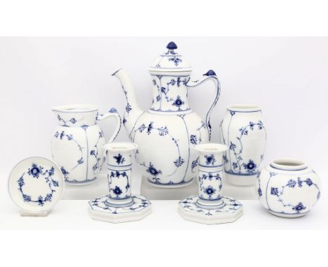Paar Leuchter, zwei Vasen, Kaffeekanne, Krug und Konfekttellerchen, Royal Copenhagen, Form "Gerippt". Bemalung "Musselmalet" 