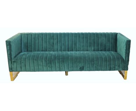 Modernes Sofa "Contessa", Richmond Interiors. Grüne Samtvelours-Polsterung, auf vergoldetem Metallgestell. Gebrauchsspuren. N