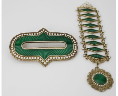 Gürtelschnalle und Chatelaine. 925/000 Sterlingsilber, vergoldet. Im Dekor ähnlich gearbeitet mit grünem Transluzidemail über