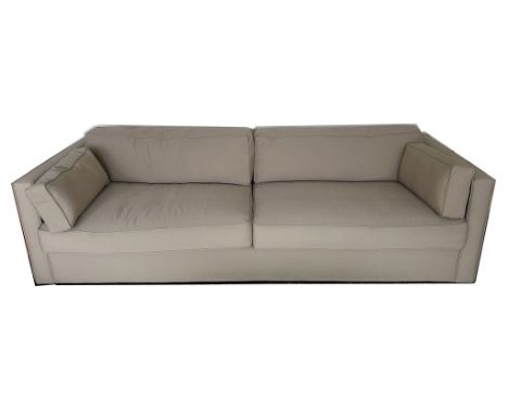 Elegantes, modernes Sofa. Hellgrauer Stoffbezug. Gepflegter Zustand. Ca. 60x 240x 88 cm.