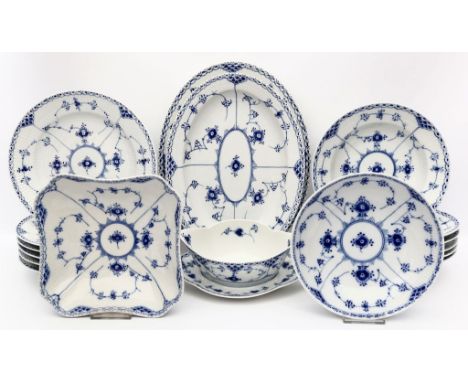 Speiseservice für sechs Personen, Royal Copenhagen, Form "Halbspitze", 17-teilig. Bemalung "Musselmalet" in Unterglasurblau. 