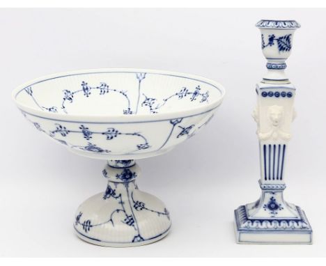Tafelaufsatz und Kerzenleuchter, Royal Copenhagen. a) Dekor "Strohblume" und b) Balusterform mit blauer Unterglasurbemalung u