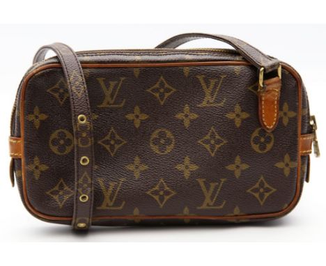 Vintage Crossbody-Bag, Louis Vuitton. Monogram Canvas, goldfarbene Hardware, gem. "LV". Braune Beschläge aus Rindsleder, vers