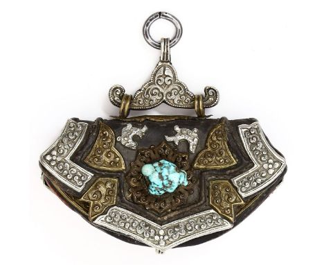 Geldtasche. Aufklappbarer Lederbeutel mit floralen Beschlägen aus Messing/Metall, fein ziseliert. Mittig Türkisbesatz. Alters