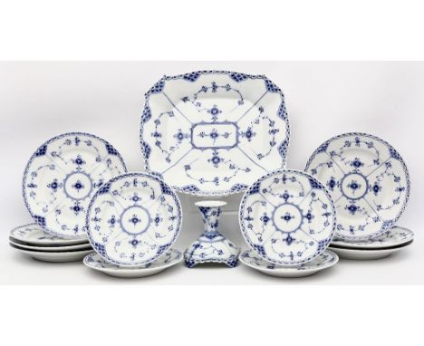 Sieben Dessert-, vier kleine Dessertteller, eckige Schale und Leuchter, Royal Copenhagen. Form "Halbspitze bzw. der Leuchter 