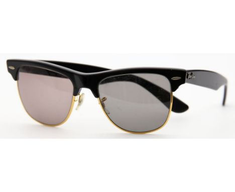 Vintage-Sonnenbrille, "Ray Ban". Modell "Wayfarer Max". Schwarzer Kunststoff mit vergoldetem Metall. Bausch & Lomb-Gläser. L.