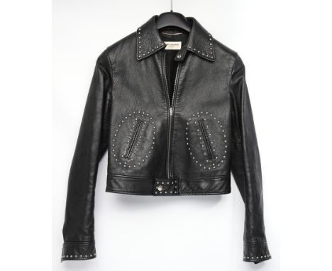 Vintage-Lederblouson, Saint Laurent. Verkürzte Jacke aus schwarzem, fein genarbten Leder mit Nietendetails. Reverskragen mit 