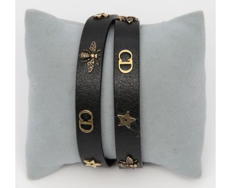 Double-Armband, Dior. Dunkelbraunes Kalbsleder, gem. "Christian Dior PARIS" mit messingfarbenen Metallapplikationen "Dior Hom