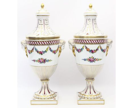 Paar Deckelvasen im klassizistischen Stil, Potschappel. Korpus mit weiblichen Köpfen. Bunte Blumenmalerei mit Golddekor. Blau