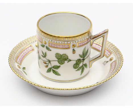Tasse mit Untertasse "Flora Danica", Royal Copenhagen. Ränder mit reichem Reliefdekor, Untertasse mit Zackenrand. Farbige und