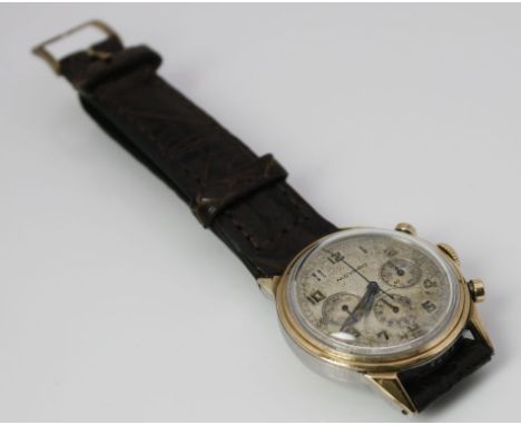Herrenarmbandchronograph "Movado". Rundes, vergoldetes Edelstahlgehäuse. Matt versilbertes Zifferblatt (fleckig) mit arabisch