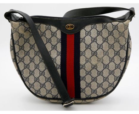 Vintage-Umhängetasche, Gucci. GG-Supreme Canvas mit Gucci-Webstreifen. Schwarz-graue Beschläge, verstellbarer Tageriemen, Rei