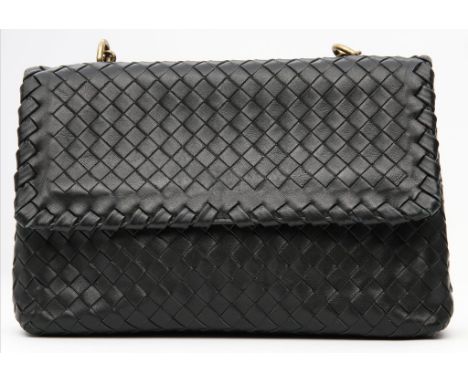 Wallet on chain, Bottega Veneta. Schwarzes Intrecciato-Leder, bronzefarbene Hardware. Zwei Kettenriemen, verstärkt mit Leder-