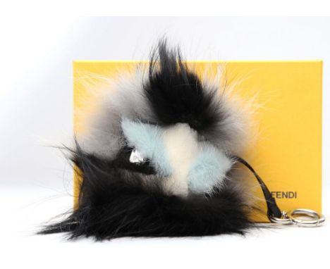 Taschen- und Schlüsselanhänger, Fendi. Fuchs- und Nerzpelz in hellblauen, weißen und schwarzen Tönen mit "Kristallaugen". Sch