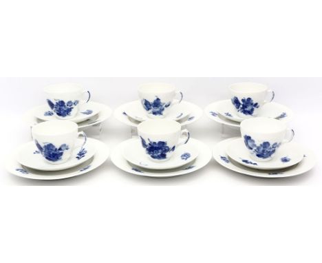Sechs Kaffeegedecke, Royal Copenhagen. Wandung mit feinem Korbrelief. Dekor "Blaue Blume". Grüne und blaue Marke Royal Copenh