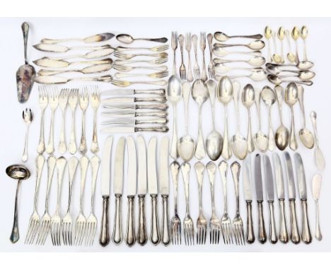 Umfangreiches Tafelbesteck im Chippendale-Stil, für sechs Personen, 88-teilig. 800/000 Silber, 2.746 g (ohne Messer gewogen).