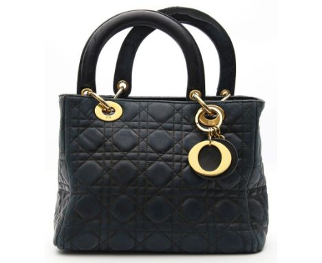 Vintage-Handtasche "Lady Dior", Christian Dior. Dunkelblaues Lammleder mit Cannage-Ziernähten und goldfarbener Hardware. Dopp