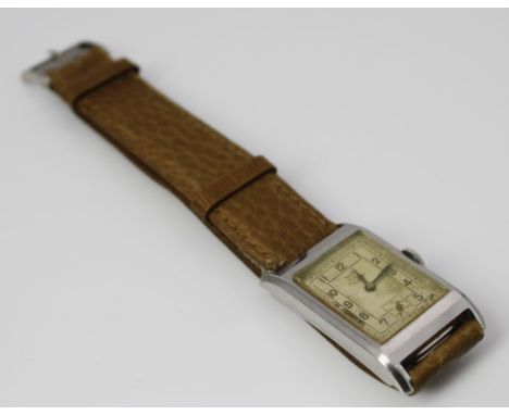 Herrenarmbanduhr "Zentra IWC". Rechteckiges, verchromtes Metallgehäuse mit aufgedrücktem Boden. Zweifarbig vergoldetes Ziffer