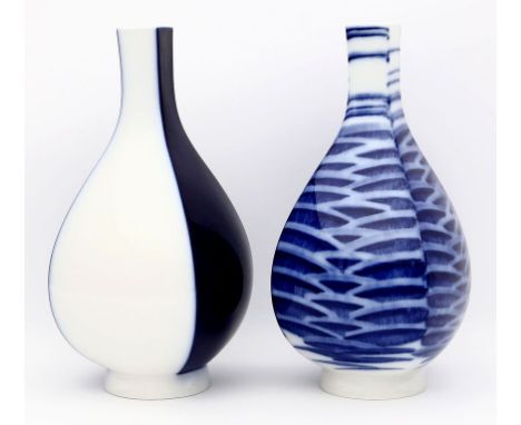 Petri, Trude (1906 Hamburg - Vancouver 1968) Zwei Flaschenvasen "Ming". Porzellan. Kobaltblaues Dekor von Sigrid von Unruh, 1