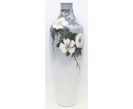 Vase, Royal Kopenhagen. Porzellan. Bunte Unterglasurbemalung mit Heckenrosen. Stempelmarke Royal Copenhagen, ca. 1889-1929. H