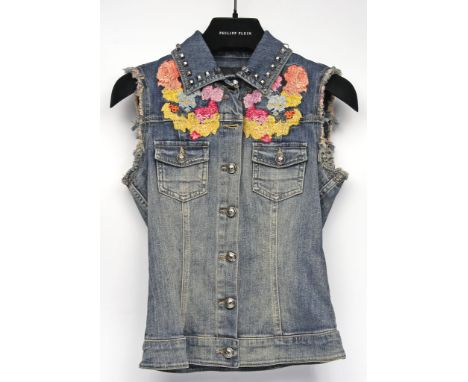 Jeansweste, Philipp Plein Couture. Baumwolle mit opulenter Blumenstickerei, Kragen mit pyramidenförmigen Nietendetails, zwei 
