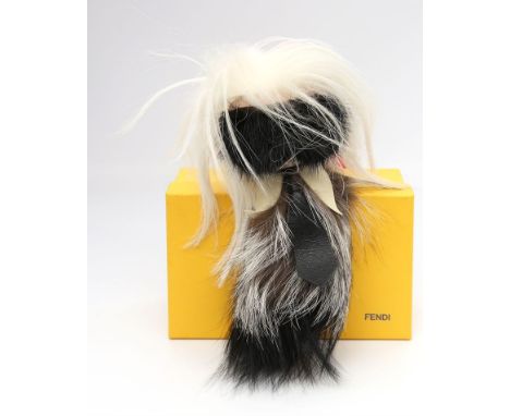 Schlüssel- und Taschenanhänger-Püppchen, Fendi. Fuchs- und Nerzpelz in Dunkelbraun und Weiß mit schwarz-weißen Lederdetails. 