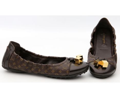 Paar "Monogram Dice Scrunch Ballet Flats", Louis Vuitton. Getränkter Monogram Canvas, kombiniert mit bronzefarbenem Lackleder