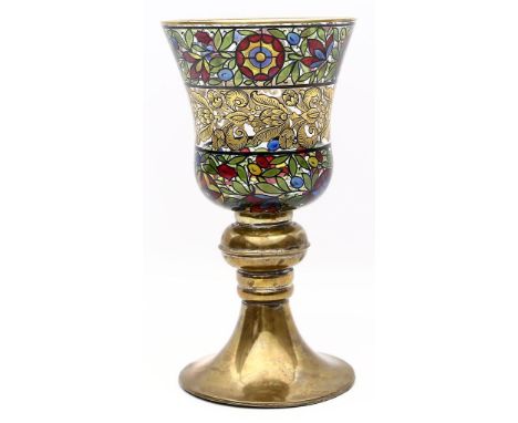 Pautsch, Hermann Pokal. Glockenförmige Kuppa aus farblosem Glas. Umlaufende Blatt- und Blütenrankenmalerei in buntem Transpar