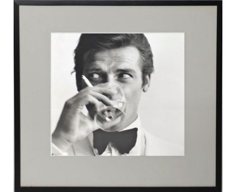 Ruck, Peter "Shaken Not Stirred", so verso auf Etikett betitelt. (Getty Images Gallery). Roger Moore trinkt in der Rolle des 