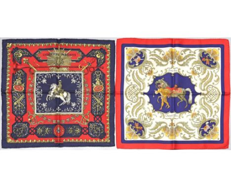 Zwei Vintage Gavroche-Tücher, Hermès. Seide. Dekore "Chevral Turc" bzw. "Lvdovicvs Magnvs". Handrolliert. Tragespuren. Mit Fi