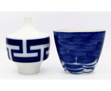 Petri, Trude und Hubert Griemert "Blumenbecher" (Entwurf 1948) und "Spindelvase" (Entwurf 1962). Porzellan. Kobaltblaues Deko