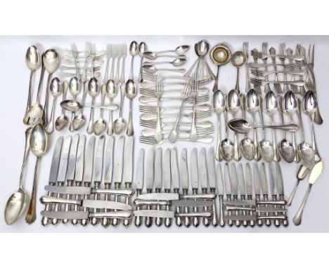 Tafelbesteck für zehn bis zwölf Personen, 115-teilig. 800/000 Silber, 3.785 g (ohne Messer gewogen). Im Chippendale-Stil. Bes