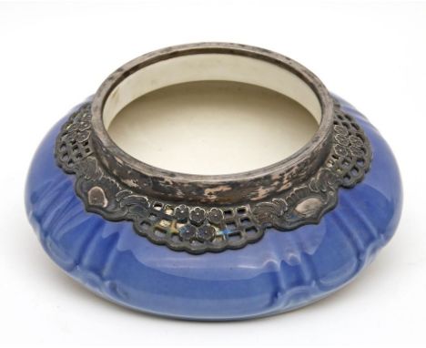 Seltene Schale, KPM Berlin für Hofjuwelier Werner. Flach kugelig gebaucht mit Rocaillenrelief und blau glasierter Wandung. Sc