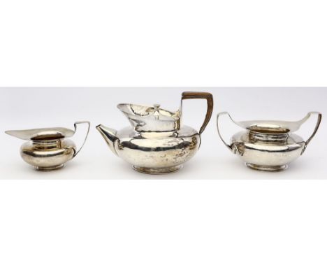 Jugendstil-Teeservice, Arts & Crafts, dreiteilig. 925/000 Sterlingsilber, brutto 658 g. Glatte Formen mit stilisierten Griffe