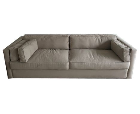 Elegantes, modernes Sofa. Hellgrauer Stoffbezug. Gepflegter Zustand. Ca. 60x 240x 88 cm.