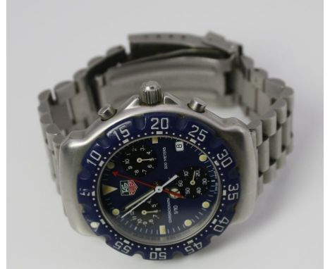 Herrenarmbandchronograph "TAG HEUER CHRONOGRAPH 1/10". Tonnenförmiges Gehäuse und Gliederarmband mit Faltschließe aus satinie